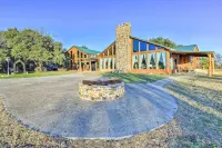 Banquet Hall & Pool: Expansive Forestburg Ranch! - parking