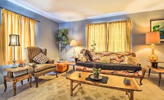 Artsy Getaway ~ 8 Miles to Downtown Kansas City! - Housity