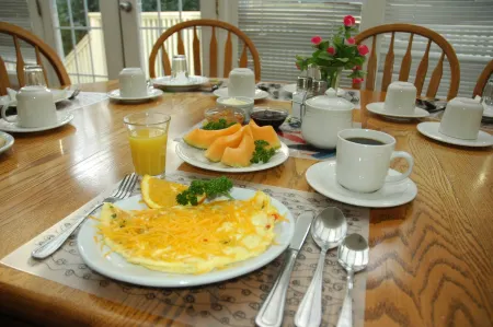 Douglas Guest House Отели рядом с достопримечательностью «Дэвид Томпсон Секондари Скул»