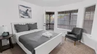 Serene Escape by the Lake 3 Bedroom Home by RedAwning Hotels near Olde Dobbin Station