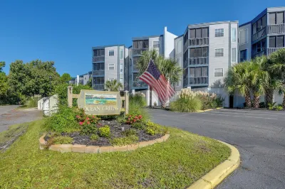 North Myrtle Beach Oasis w/ Community Pool!