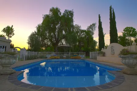 Mayfair Farm Cottages Отели в г. Оудсхорн