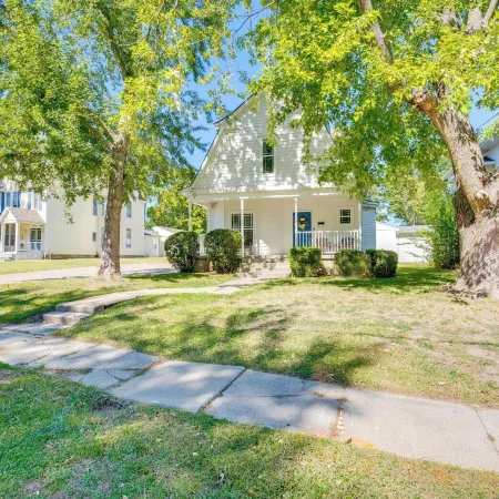 Walk to Dtwn Warrensburg Cozy Family Home!