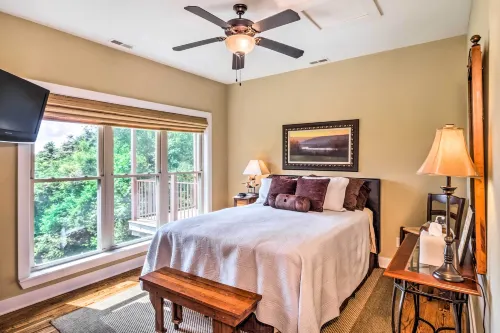 Center Hill Lake Rental: Steps to Hurricane Marina - 3-Star