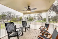 2 Mi to Magnolia Mkt: Cozy Retreat w/ Shared Yard - Homestays