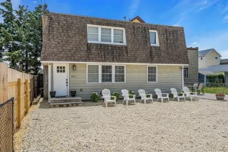 Walk to Beach & Parking with BBQ+Laundry & Linens+Towels