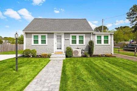 Walk to Beach, Large Outdoor Shower, Fire Pit & BBQ