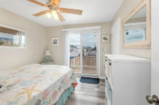 2BD Island Section Gem • Pet Friendly • Walk to Sand • Weekly Discount