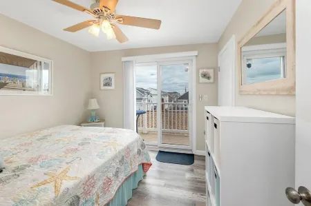 2BD Island Section Gem • Pet Friendly • Walk to Sand • Weekly Discount