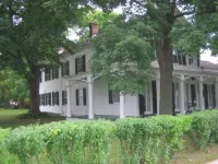 A Haven of Rest in Stately Historic Home Cozy 2nd floor Suite.
