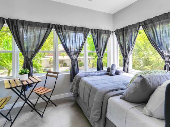 Stylish Duplex with Open Layout and Parking - Inviting Modern Escape