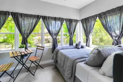 Stylish Duplex with Open Layout and Parking - Inviting Modern Escape Hotels in Mimo