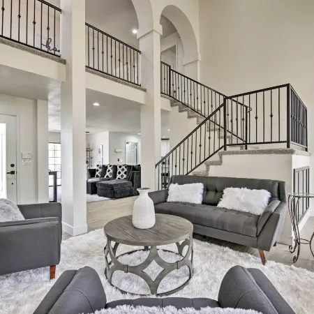 8 mi to Westgate Family-Friendly Glendale Home!