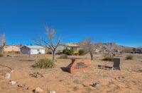 13 Mi to Lake Powell: Mtn-View Home w/ Deck & BBQ - WiFi