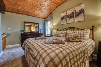 Dog Friendly! Less Than a Mile from Dollywood and a Min Drive to the Parkway