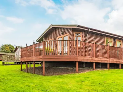 Loch Side Lodge 5 Hotels near Lochleven Castle