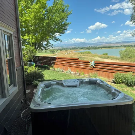 5-Bedroom Pet-Friendly Lake Home with Mountain View