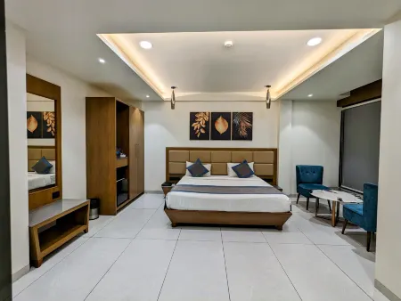 Hotel Red Chillee Restro Отели рядом с достопримечательностью «Athal»