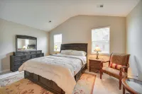 Hampton Condo by Convention Center and Coliseum!