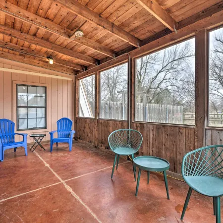 Bohemian Home w/ Screened Porch, 3 Mi to Lake!