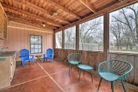 Bohemian Home w/ Screened Porch, 3 Mi to Lake! - Lemmikkieläimet sallittu