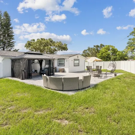 3-bedroom/2Bathroom House with Parking, High Speed WiFi and Large Outdoor Patio