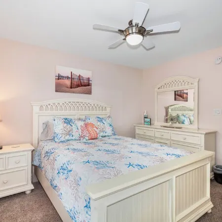 Bright and sunny family friendly cottage, 2 minutes to beach, Sound view sunsets