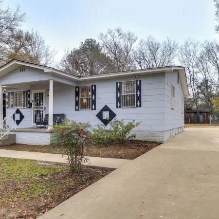 3 Mi to Mississippi Stadium: Cozy Jackson Getaway!