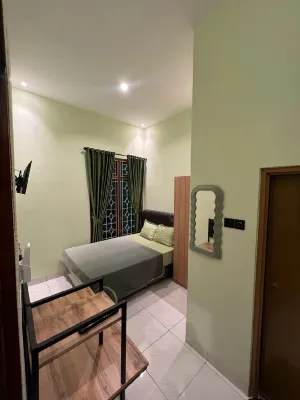 Green Living Home Hotels near Ramayana Central City Mall Semarang