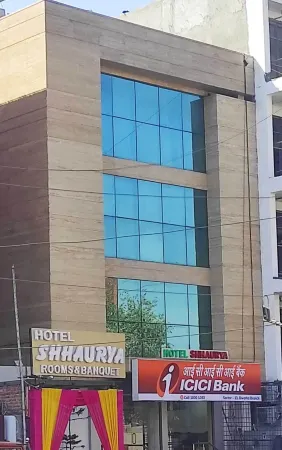 Hotel Shhaurya Отели рядом с достопримечательностью «Храм Йогмайи»