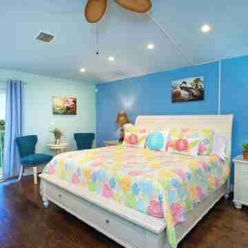 Tropical Waterfront Sombrero Beach House Private Pool, Hot Tub, Boat Dock, Pet Rooms