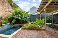 1 Block to Parade & St Charles, Heated Pool & Hot Tub, Walk to French Qtr