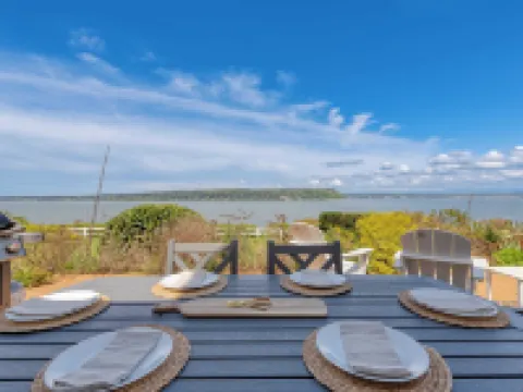 Colonial Bluff House Above the Sea by Avantstay Hotels in Langley