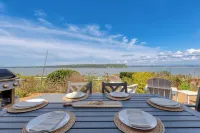 Colonial Bluff House Above the Sea by Avantstay Hotels in Langley