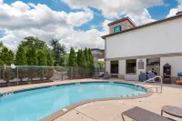 Quality Inn & Suites NJ State Capital Area - Pools