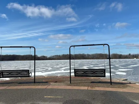 3-bedroom house in charming La Porte three minute walk to beautiful Stone Lake Отели в г. Ла-Порт