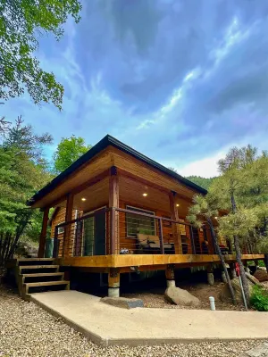 Outdoor Tub and Modern Farmhouse Ambiance - Charming Serene Hotels in Glendale