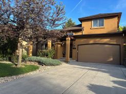 Gorgeous  3-bedroom Villa at the Banbury Golf Course subdivision.