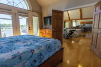 Amazing waterfront luxury home in millionaire area only minutes from town