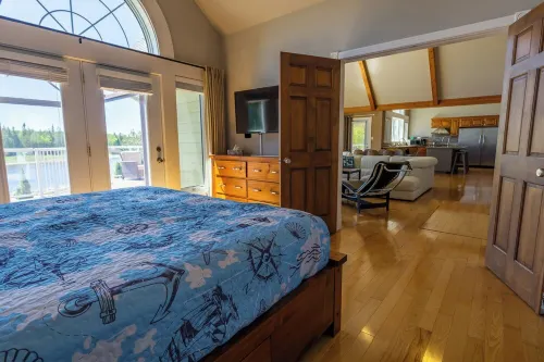 Amazing waterfront luxury home in millionaire area only minutes from town