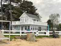 Lakefront 9 bedroom house sleeps 21+ - 4-Star