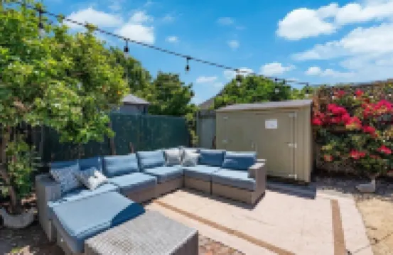 Charming top floor duplex with garden-patio.