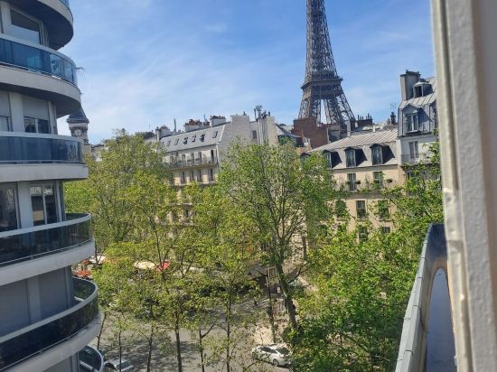*Studio with breathtaking view of the Eiffel Tower