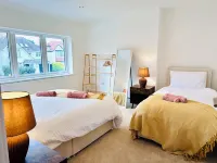 Best house on the street! Up to 10 guests- perfect for families, contractors