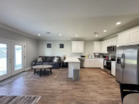 2027- 3-bedroom condo with comfort & amenities near Resturant’s & shopping. 뷰리가드 파리쉬 호텔