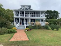 Harbor Master-Waterfront 3 bedroom home with endless pool pickleball fenced yard