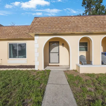 Charming 2-bedroom villa in Seminole with pool, WiFi and AC