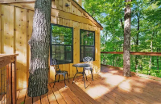 Private Treehouse getaway on Lake Barkley.  Luxury in the trees!