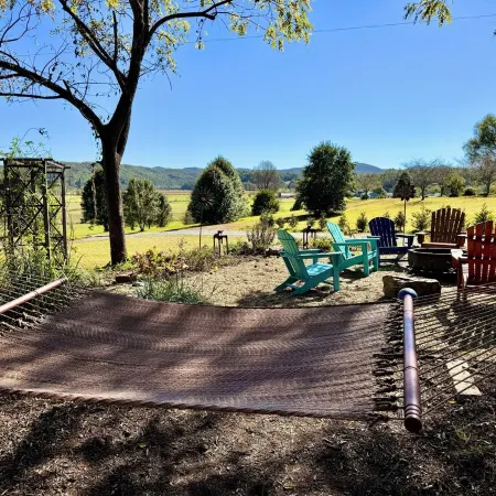BRAND NEW - THE KING OF THE HILL - W HOT TUB AND PRIVATE BACKYARD