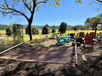 BRAND NEW - THE KING OF THE HILL - W HOT TUB AND PRIVATE BACKYARD